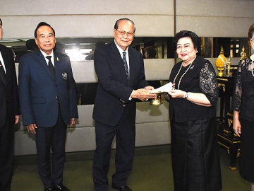 เพื่อการกุศล : พ.อ.ดิลก ธนภัทร รองประธานคณะกรรมการอำนวยการราชตฤณมัยสมาคมแห่งประเทศไทยฯ มอบรายได้จากการแข่งม้า เมื่อวันที่ 27 พ.ย.2559 จำนวน 416,281 บาท ให้แก่ พล.ต.หญิง คุณหญิงอัสนีย์ เสาวภาพ ประธานสภาสังคมสงเคราะห์ฯ โดยมี พล.อ.บุญเลิศ แก้วประสิทธิ์ ร่วมเป็นสักขีพยาน