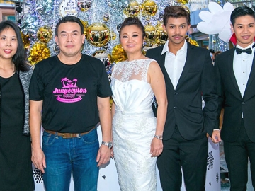 คริสต์มาสคอนเสิร์ต : นเรศ จันทลักขณา ผจก.ฝ่ายงานระบบ ศูนย์การค้าจังซีลอน ป่าตอง ภูเก็ต และ สลิลลา เศวตเศรนี ผจก.อาวุโสฝ่ายประชาสัมพันธ์ ต้อนรับ เจนนิเฟอร์ คิ้ม พร้อมศิลปินนักร้องจาก “เดอะวอยซ์ ไทยแลนด์” ในงาน “Wonderful Christmas Concert” ที่ศูนย์การค้าจังซีลอน ป่าตอง จ.ภูเก็ต