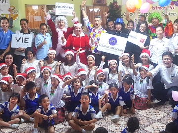 เทศกาลคริสต์มาส : มานูเอล เรย์มองแดง รองผู้จัดการทั่วไป โรงแรมโนโวเทล กรุงเทพ สยามสแควร์ พร้อมด้วยพนักงาน และโรงแรมในเครือแอคคอร์ ร่วมกันจัดกิจกรรมส่งความสุข ให้แก่เด็กๆ ผู้ด้อยโอกาสในอุปการะของมูลนิธิภคินีศรีชุมพาบาล ที่แต่ละโรงแรมนำมาร่วมสร้างรอยยิ้มให้กับน้องๆ