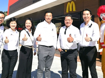 สาขาใหม่ล่าสุด : เฮสเตอร์ ชิว ปธ.จนท.บห.บจก.แมคไทย และ ยอดพงศ์ สุตธรรม ผจก.การตลาดขายปลีก บมจ.เอสโซ่ (ประเทศไทย)ร่วมเปิดร้านแมคโดนัลด์ รูปแบบไดร์ฟทรู ในสถานีบริการน้ำมันเอสโซ่ บางนา-ตราด กม.17 พร้อมให้บริการเมนูอร่อยหลากหลายในบรรยากาศสบายๆ ตลอด 24 ชั่วโมง