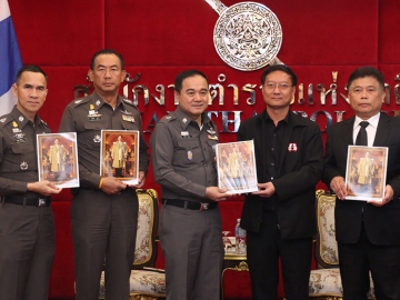 แจกประชาชน : พล.ต.ท.ธรรมศักดิ์ วิชชารยะ รรท.ที่ปรึกษา สบ10 รับมอบ
พระบรมฉายาลักษณ์ พระบาทสมเด็จพระปรมินทรมหาภูมิพลอดุลยเดช 9,999 องค์ 
พร้อมพระราชดำรัสเตือนสติเรื่องความปลอดภัยในการใช้รถใช้ถนน จาก สุรสิทธิ์ ศิลปงาม ผจก.มูลนิธิเมาไม่ขับ เพื่อส่งมอบให้หน่วยงานที่เกี่ยวข้อง