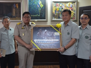 สวัสดีปีใหม่ : พิชัย รุจิโรจน์สุวรรณ รอง ผอ.รักษาการแทน ผอ.องค์การอุตสาหกรรม
ป่าไม้ พร้อมคณะผู้บริหาร อ.อ.ป.มอบของที่ระลึกให้แด่ ดร.ธีธัช สุขสะอาด 
ผู้ว่าการการยางแห่งประเทศไทย (กยท.) เพื่อหารือแนวทางให้สวนป่ายางพาราของ 
อ.อ.ป. ได้รับการสงเคราะห์ตามเงื่อนไขของ กยท. ที่ กยท. ถนนบางขุนนนท์