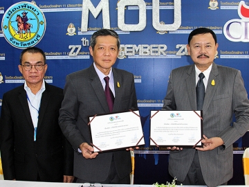 ระบบทวิภาคี : ณรงค์ศักดิ์ ภูมิศรีสอาด รอง กก.ผจก.บมจ.ซีพี ออลล์ ในฐานะ 
ผู้แทนผู้รับใบอนุญาตวิทยาลัยเทคโนโลยีปัญญาภิวัฒน์ และ ชนัฐพงศ์ ศรีวิเศษ ปลัดเมืองพัทยา ปฏิบัติหน้าที่นายกเมืองพัทยา ร่วมลงนามความร่วมมือทางการการศึกษาประจำปีการศึกษา 2560 ที่โรงเรียนสาธิตมัธยมพัทยา จ.ชลบุรี