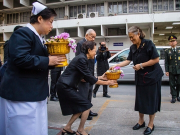 สมเด็จพระเทพรัตนราชสุดาฯ สยามบรมราชกุมารี อุปนายิกาผู้อำนวยการสภากาชาดไทย เสด็จพระราชดำเนิน ในการบำเพ็ญพระราชกุศลทรงบาตรพระสงฆ์ และได้พระราชทานพรต้อนรับปีใหม่ พ.ศ.2560 เพื่อเป็นสิริมงคลแก่เจ้าหน้าที่ผู้ปฏิบัติงาน 
ณ อาคารแพทยพัฒน์ สภากาชาดไทย เมื่อวันที่ 30 ธันวาคม 2559