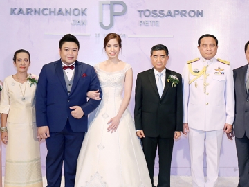 รักษาสัตว์ “มัดใจ” : พล.อ.เฉลิมชัย สิทธิสาท ผู้บัญชาการทหารบก เป็นประธานพิธีฉลองมงคลสมรส ระหว่าง สัตวแพทย์หญิงกานต์ชนก สอนไม้ บุตรี พล.ต.
ยงยุทธ-นัชจิรารัตน์ สอนไม้ กับ นายสัตวแพทย์ทศพร ปัญญาอรรถ บุตร 
ทวีสุข-พัชรี ปัญญาอรรถ ที่ โรงแรมมิราเคิล แกรนด์ คอนเวนชั่น