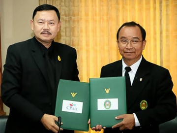 ภาครัฐและเอกชน : ณรงค์ศักดิ์ ภูมิศรีสอาด รอง กก.ผจก.บมจ.ซีพี ออลล์ และ
ผู้แทนผู้รับใบอนุญาต วิทยาลัยเทคโนโลยีปัญญาภิวัฒน์ และ รศ.ดร.สมเกียรติ สายธนู 
อธิการบดี มหาวิทยาลัยราชภัฏลำปาง ร่วมลงนามความร่วมมือทางการศึกษาระหว่างหน่วยงานการศึกษาทั้งสอง ที่ มหาวิทยาลัยราชภัฏลำปาง