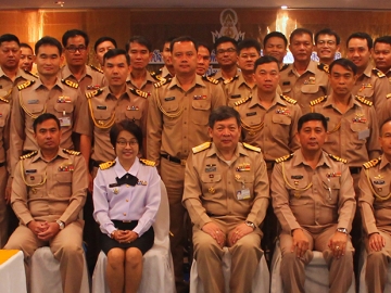 ทบทวน : พล.ร.ต.เคารพ แหลมคม ผอ.สำนักบริการและสิทธิกำลังพล กรมกำลังพลทหารเรือ เปิดประชุมเรื่อง “ปัจจัยต่างๆ ในการพัฒนาคุณภาพชีวิตกำลังพลของ
กองทัพเรือ” โดยมี น.อ.(พิเศษ)อนุพงษ์ จันทร์พฤกษ์ ผอ.กองบริการกำลังพล 
และ น.อ.ณรงค์ชัย ภู่เจริญยศ รอง ผอ.ร่วมงาน ที่ โรงแรมรอยัลริเวอร์