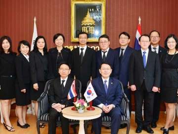 AEO MRA : กุลิศ สมบัติศิริ อธิบดีกรมศุลกากร เป็นประธานพิธีลงนามยอมรับ “โครงการผู้ประกอบการระดับมาตรฐาน เออีโอ” ระหว่าง กรมศุลกากรไทย และกรมศุลกากรเกาหลี โดยมี Mr.Chun Hong-Uk, the Commissioner of Korea Customs Service เป็นผู้แทน ที่ห้องประชุม กรมศุลกากร คลองเตย