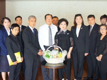 อวยพรปีใหม่ : นลินธร สกุลชัยวาณิชย์ กรรมการบริหาร โรงแรมในเครือรอยัลริเวอร์กรุ๊ป นำคณะผู้บริหาร ตัวแทนพนักงานโรงแรมในเครือรอยัลริเวอร์กรุ๊ป มอบกระเช้าของขวัญแด่ วีริศ-พิมพ์วิภา สกุลชัยวาณิชย์ ประธานเจ้าหน้าที่บริหาร ในโอกาสวันขึ้นปีใหม่ ที่ล็อบบี้เลานจ์ โรงแรมรอยัลริเวอร์