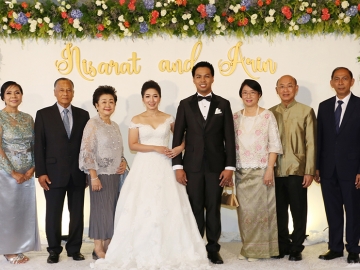 รักอันอบอุ่น : ศ.เกียรติคุณ นพ.เกษม วัฒนชัย องคมนตรี พร้อมด้วยภริยา คุณหญิงรัชนีวรรณ วัฒนชัย เป็นประธานในพิธีฉลองมงคลสมรสระหว่าง ดร.ทพญ.นิศารัตน์ เรืองสวัสดิ์ กับ อริญช์ วินิจฉัยกุล โดยมี บัณฑิต-สุมาลี วินิจฉัยกุล พร้อมญาติมิตรร่วมอวยพร ที่โรงแรมเซ็นทาราแกรนด์ฯ ลาดพร้าว