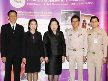 รับรองความสามารถ : ม.ล.ปุณฑริก สมิติ ปลัดกระทรวงแรงงาน เปิด “โครงการส่งเสริมการเพิ่มผลิตภาพแรงงานในสถานประกอบกิจการ ภายใต้พระราชบัญญัติส่งเสริมการพัฒนาฝีมือแรงงาน พ.ศ.2545” จัดโดย กองส่งเสริมการพัฒนาฝีมือแรงงาน กรมพัฒนาฝีมือแรงงาน ที่โรงแรมมิราเคิล แกรนด์ คอนเวนชั่น หลักสี่