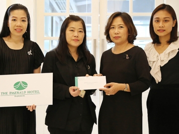 ทำบุญปีใหม่ : ภากมล รัตตเสรี รองเหรัญญิก สำนักงานมูลนิธิชัยพัฒนา รับมอบเงินจาก ขวัญเรือน เหลียวตระกูล ผู้อำนวยการฝ่ายประชาสัมพันธ์ และ จงดี ชูสันติสุข ผู้บริหารฝ่ายจัดซื้อ โรงแรม ดิ เอมเมอรัลด์ สมทบทุนเพื่อสนับสนุนการดำเนินงานในกิจกรรมต่างๆ ที่สำนักงานมูลนิธิชัยพัฒนา ถ.อรุณอมรินทร์