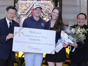 ทุกล้านคน ลุ้นเที่ยวฟรี โดย ททท. : ประกิจ ชินอมรพงษ์ ที่ปรึกษากิตติมศักดิ์ สมาคมโรงแรมไทย มอบบัตรกำนัลห้องพักให้แก่ เชลบี้ พาสเตอร์ นักท่องเที่ยวชาวอเมริกัน คนที่ 32 ล้าน ของปี 2559 โดยมี พีระพงษ์ สุเปารุษ ผจก.โรงแรม เดอะ แกรนด์ โฟร์วิงส์ ร่วมยินดี ในโอกาสที่เข้าพักและใช้บริการที่โรงแรม