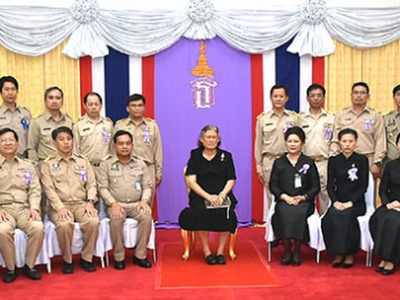 สมเด็จพระเทพรัตนราชสุดาฯ สยามบรมราชกุมารี เสด็จพระราชดำเนินทรงปฏิบัติพระราชกรณียกิจในพื้นที่จังหวัดปทุมธานี พร้อมพระราชทานสิ่งของแก่ผู้ป่วย และพระราชทานเงินจัดตั้ง “กองทุนพระราชทานเพื่อสงเคราะห์คนไข้ยากจน ณ โรงพยาบาลปทุมธานี ตำบลบางปรอก อำเภอเมือง จังหวัดปทุมธานี โดยมี นายสุรชัย ขันอาสา ผวจ.ปทุมธานี เฝ้าฯ รับเสด็จ เมื่อวันที่ 3 มกราคม 2560