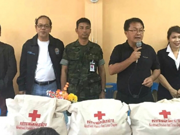 ห่วงใย : สิทธิชัย ศักดา ผวจ.นราธิวาส, ไขแสง ศักดา นายกเหล่ากาชาดจังหวัดนราธิวาส และคณะ เยี่ยมเยียนประชาชน พร้อมกับมอบเครื่องอุปโภคบริโภคแก่ผู้ประสบอุทกภัย ที่ ศาลาประชาคม บ้านโคกแมแน และ มัสยิดสนาตง บ้านสนาตง ตำบลมะนังตายอ อำเภอเมือง จังหวัดนราธิวาส เมื่อวันที่ 3 ม.ค.2560