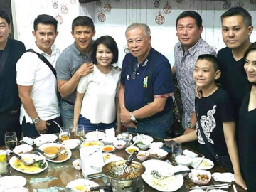 พรปีใหม่ 2560 : ตุลย์ ธีรอรรถ และ ผรณเดช พูนศิริวงศ์ กรรมการผู้จัดการ นสพ.แนวหน้า พร้อมเพื่อนศิษย์เก่าวชิราวุธวิทยาลัย พ.ต.ท.เขมรินทร์ พิสมัย, พ.อ.เปรมจิรัส -พิมพ์ระวี ธนไทยภักดี, บอม ปิ่นธานี, วันจักร - ไปรยา บุนนาค และ รัฐธรรมนูญ อินทะมุสิก ร่วมอวยพรปีใหม่แด่รุ่นพี่วชิราวุธวิทยาลัย อดิศักดิ์ เหมอยู่ กรรมการผู้จัดการ บริษัท เซราไทย จำกัด