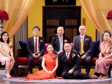 ฉลองในไชน่าทาวน์ : ศ.ดร.นพ.กระแส ชนะวงศ์ อดีตรัฐมนตรีว่าการกระทรวงการต่างประเทศ เป็นประธานในพิธีฉลองมงคลสมรส ระหว่าง ดิสลิน อดิรักษ์สถิตกุล บุตรี วิชัย-สมหญิง อดิรักษ์สถิตกุล กับ ตุลย์ วงศ์วิทวัส บุตร ปรีชา-พูนศรี วงศ์วิทวัส ที่โรงแรมเซี่ยงไฮ้ แมนชั่น กรุงเทพฯ ถนนเยาวราช