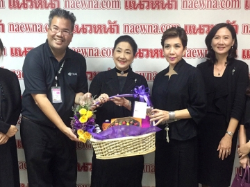 รักคุณเท่าฟ้า...ส่งความสุข : เพชรพริ้ง สารสิน ผู้อำนวยการใหญ่ ฝ่ายภาพลักษณ์และสื่อสารองค์กร บริษัท การบินไทย จำกัด (มหาชน) พร้อมด้วย อุษา จันทร์ประภาศ, ปุณณภา ผจญแกล้ว และ ปัทมศักดิ์ เสนาณรงค์ มอบขนมจากเอื้องหลวง Catering และ Puff & Pie เบเกอรี่ที่คัดสรรวัตถุดิบคุณภาพดีหลากหลายเมนูในเครือการบินไทย เพื่อสวัสดีปีใหม่ 2560 และอวยพรแด่ ผาณิต พูนศิริวงศ์ และกองบรรณาธิการ นสพ.แนวหน้า ที่สำนักงานหนังสือพิมพ์แนวหน้า ถนนวิภาวดีรังสิต