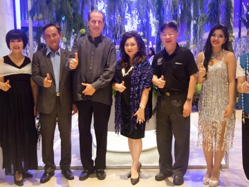 สังสรรค์ใต้สมุทร : มร.โบโด คลิ้นเก้นเบิร์ก ผจก.ทั่วไป โรงแรมแกรนด์ เมอร์เคียว ฟอร์จูน จัดงานเลี้ยงขอบคุณลูกค้าของโรงแรม ในธีม Dining under the sea โดยมี ดร.มนวิภา ประชัญคดี นายกสมาคมส่งเสริมการศึกษาในถิ่นกันดาร ในพระอุปถัมภ์สมเด็จพระศรีนครินทราบรมราชชนนี และ รศ.นพ.ปกิตติ ทยานิธิ ร่วมงาน ที่ห้องอาหารนานาชาติ วันรัชดา โรงแรมแกรนด์ เมอร์เคียว ฟอร์จูน