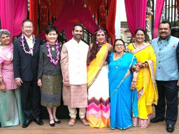 อวยพร...วิวาห์ภารตะ : สนั่น - คุณหญิงณัฐิกา อังอุบลกุล เป็นประธาน ในพิธีมงคลสมรสระหว่าง อกชิ ซิงห์ บุตรี ราเกส - แอนนิต้า ซิงห์ กับ โรฮัน นากาชิ บุตร ราจีฟ นากาชิ โดยมี กีต้า เดวี่ มาร่วมอวยพร ท่ามกลางญาติมิตรร่วมแสดงความยินดี ที่ โรงแรมเลอ เมอริเดียน สุวรรณภูมิ กรุงเทพฯ