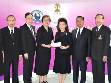 น้ำใจเพื่อผู้ยากไร้ : ประจักษ์ - ละออ ตั้งคารวคุณ ประธานที่ปรึกษากลุ่มบริษัททีโอเอ และกรรมการมูลนิธิคุณแม่ลี้กิมเกียว มอบเงิน 2 แสนบาท ให้แก่ ศ.คลินิก พญ.คุณไธวดี ดุลยจินดา ประธานจักษุมูลนิธิแห่งประเทศไทย เพื่อช่วยเหลือผู้ป่วยโรคตาในพื้นที่ทุรกันดารทั่วประเทศ ที่ อาคารเฉลิมพระบารมี 50 ปี