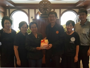 สาระนิยายชีวประวัติ : ศ.ดร.ป๋วย เย็นฤดี วงศ์พุฒ ประธานมูลนิธิการศึกษาเพื่อชีวิตและสังคม รับมอบหนังสือ “ดอกหญ้าเหนือผืนดิน” 100 เล่ม จาก บุญสม อัครธรรมกุล 
ผช.อธิการบดี มหาวิทยาลัยธรรมศาสตร์ เพื่อนำไปมอบให้แก่ห้องสมุดโรงเรียนพื้นที่ห่างไกลในจังหวัดต่างๆทั่วประเทศ ที่ ตึกโดม มธ.ท่าพระจันทร์