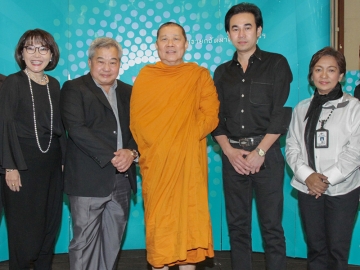 รับปีใหม่ 2560 : ชวน นิ่มกิตติกุล รอง กก.ผจก.อาวุโส บมจ.ซีพี ออลล์ พร้อมคณะ
ผู้บริหาร จัดงาน “เรายกวัดมาไว้ที่เซเว่นฯ” โดยนิมนต์ พระพรหมมังคลาจารย์ 
(เจ้าคุณธงชัย) ผู้ช่วยเจ้าอาวาสวัดไตรมิตรฯ บรรยายธรรมหัวข้อ “ความสุขแน่แท้” ให้แก่พนักงานและผู้สนใจเข้าร่วมฟังกว่า 600 คน ที่ ซีพีทาวเวอร์ สีลม