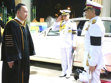 พระบาทสมเด็จพระปรมินทรมหาภูมิพลอดุลยเดช ทรงพระกรุณาโปรดเกล้าฯให้ สมเด็จพระเจ้าอยู่หัวมหาวชิราลงกรณ บดินทรเทพยวรางกูร เสด็จฯแทนพระองค์ ในการพระราชทานปริญญาบัตรแก่ผู้สำเร็จการศึกษาจากมหาวิทยาลัยราชภัฏเชียงใหม่ ประจำปีการศึกษา 2557-2558 โดยมี ม.ล.ปนัดดา ดิศกุล รมช.กระทรวงศึกษาธิการ เฝ้าฯรับเสด็จ ณ หอประชุมทีปังกรรัศมีโชติ มหาวิทยาลัยราชภัฏเชียงใหม่ ศูนย์แม่ริม อำเภอแม่ริม จังหวัดเชียงใหม่ เมื่อวันที่ 6 มกราคม 2560