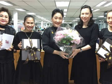 สวัสดีปีใหม่ : ณัฐวรรณ ทีปสุวรรณ ผู้อำนวยการ สำนักงานประชาสัมพันธ์และสื่อสารองค์กร บริษัท บุญรอดบริวเวอรี่ จำกัด มอบแจกันดอกไม้แด่ ผาณิต พูนศิริวงศ์ เพื่ออวยพรส่งความสุขในโอกาสเทศกาลปีใหม่ พร้อมนำผลิตภัณฑ์ตราสิงห์ อาทิ น้ำดื่ม โซดา เบียร์ น้ำผลไม้ ชา แยม ฯลฯ การันตีสินค้าคุณภาพที่ได้รับความนิยมจากลูกค้ามามอบให้แก่กองบรรณาธิการ ณ สำนักงานหนังสือพิมพ์แนวหน้า ถนนวิภาวดีรังสิต