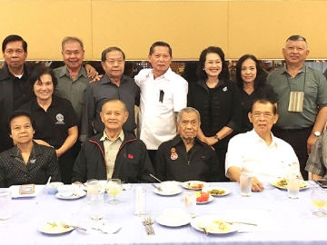 สามัคคี : พ.ท.กมล ประจวบเหมาะ นายกสมาคมนักปกครองแห่งประเทศไทย นัดพบปะสังสรรค์ต้อนรับปีใหม่ กับพี่น้องชมรมรัฐศาสตร์ มหาวิทยาลัยธรรมศาสตร์ โดยมี พล.ต.ต.ไพโรจน์ ศิริโรจน์, จเด็จ อินสว่าง, ดิเรก อุทัยผล และ วรรณวิไล พรหมลักขโณ รองผู้ว่าราชการกรุงเทพมหานคร มาร่วมงาน ที่ สโมสรราชตฤณมัยสมาคมฯ (สนามม้านางเลิ้ง)