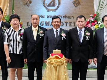 รองรับการท่องเที่ยวพัทยา : อลงกรณ์ พลบุตร รองประธานสภาขับเคลื่อนและการปฏิรูปประเทศ เป็นประธานในพิธีเปิด “โรงแรมหลงหม่า พัทยา” ให้กับ อนุชิต เหมารุ่งโรจน์ โดยมี พล.ต.ท.พิทักษ์ จารุสมบัติ, สุรัตน์ เมฆะวรากุล, เมฆินทร์ เอี่ยมสอาด และญาติมิตรมาร่วมแสดงความยินดี ที่เมืองพัทยา จ.ชลบุรี