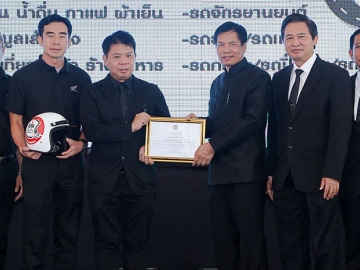 มูลค่ากว่า 1 ล้านบาท : อัครเดช โรจน์สิรวรพัฒน์ ผช.ผจก.ทั่วไป ส่วนงานวางแผนธุรกิจฯ บจก.เอ.พี.ฮอนด้า มอบน้ำมันเครื่อง 9,036 ขวด ให้แก่ ดร.สุเทพ ชิตยวงษ์ เลขาธิการคณะกรรมการการอาชีวศึกษา เพื่อโครงการ “อาชีวะอาสา ตรวจรถก่อนใช้ เดินทางปลอดภัย” ที่ริมคลองผดุงกรุงเกษม กระทรวงศึกษาธิการ