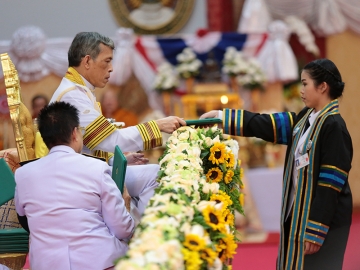 พระบาทสมเด็จพระปรมินทรมหาภูมิพลอดุลยเดช ทรงพระกรุณาโปรดเกล้าฯให้ 
สมเด็จพระเจ้าอยู่หัวมหาวชิราลงกรณ บดินทรเทพยวรางกูร เสด็จพระราชดำเนินแทนพระองค์ในการพระราชทานปริญญาบัตรแก่ผู้สำเร็จการศึกษาจากมหาวิทยาลัย ราชภัฏกำแพงเพชร ประจำปีการศึกษา 2557-2558 ณ หอประชุมทีปังกรรัศมีโชติ 
มหาวิทยาลัยราชภัฏเชียงใหม่ อำเภอแม่ริม จังหวัดเชียงใหม่