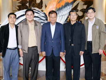 เข้าพัก...ทักทาย : ดร.อัศวิน อิงคะกุล ประธานกรรมการบริหาร มิราเคิล กรุ๊ป ต้อนรับ สะหวันคอน 
ราชมนตรี รมช.แถลงข่าว วัฒนธรรม และการท่องเที่ยว สปป.ลาว และ วรสัก ประวงเวียงคำ 
รองอธิบดีวิทยุแห่งชาติ สปป.ลาว ที่โรงแรมมิราเคิล แกรนด์ คอนเวนชั่น โดยมี ดำฤทธิ์ วิริยะกุล กก.บห.สมาพันธ์นักหนังสือพิมพ์แห่งอาเซียน ร่วมต้อนรับ