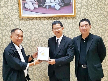 สวัสดีปีใหม่ : ผรณเดช พูนศิริวงศ์ กรรมการผู้จัดการ หนังสือพิมพ์แนวหน้า และ สาโรจน์ บุญแสง บรรณาธิการข่าวเกษตร-สิ่งแวดล้อม ร่วมมอบของที่ระลึกแด่ ธีรภัทร ประยูรสิทธิ ปลัดกระทรวงเกษตรและสหกรณ์ ในโอกาสเทศกาลขึ้นปีใหม่ ที่ กระทรวงเกษตรและสหกรณ์ ถนนราชดำเนินนอก เมื่อวันที่ 10 ม.ค.2560