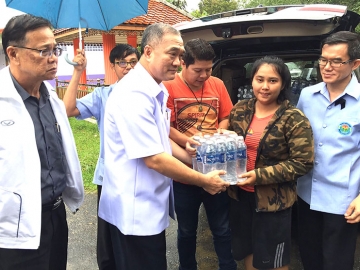 สร้างขวัญกำลังใจ : น.ต.นพ.บุญเรือง ไตรเรืองวรวัฒน์ อธิบดีกรมสุขภาพจิต เลขานุการโครงการ TO BE NUMBER ONE นำคณะผู้บริหารลงพื้นที่ประสบอุทกภัยในจังหวัดนครศรีธรรมราช ดูแลช่วยเหลือเจ้าหน้าที่ ประชาชาชน และสมาชิก TO BE NUMBER ONE ที่ประสบภัยน้ำท่วม ที่ จังหวัดนครศรีธรรมราช