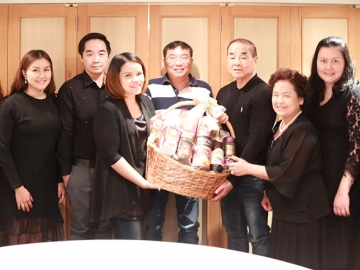 รับตำแหน่งใหม่ : สมชาย - พิณรัตน์ จงพิพิธพร ปธ.กก.บจก.14 มอเตอร์กรุ๊ป ตัวแทนจำหน่ายรถยนต์ MAZDA, SUBARU, MG และ SUZUKI พร้อม วุฒิพงศ์-นพิดา, วุฒิชัย-เจนจิรา และ นวลจันทร์ จงพิพิธพร ร่วมยินดีกับ อุมาพร อนันต์ ผจก.ธุรกิจสัมพันธ์ สำนักสยามสแควร์ ธนาคารกรุงเทพ โดยมี สุวิทย์ เหลืองอรัญนภา ผจก.ธุรกิจสัมพันธ์ สำนักบุคคโล ร่วมยินดี ที่ ภัตตาคารแชงกรีลา ธนิยะ