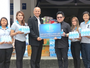 น้ำใจยิ่งใหญ่กว่าภัยน้ำท่วม : ประวิช จรรยาสิทธิกุล ประธานเจ้าหน้าที่บริหาร ศูนย์การค้าจังซีลอน ป่าตอง ภูเก็ต มอบเงินบริจาคเพื่อช่วยเหลือผู้ประสบภัยน้ำท่วมภาคใต้ ให้แก่ สนิท ศรีวิหค รอง ผวจ.ภูเก็ต พร้อมมอบน้ำดื่มและเครื่องอุปโภคบริโภคเพื่อบรรเทาความเดือดร้อน ณ ศาลากลางจังหวัดภูเก็ต
