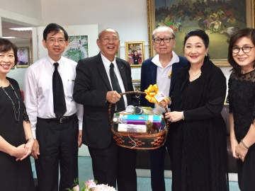 น้ำใจดี...ผู้มีอุปการคุณ : นพ.วิศิษฎ์ ฐิตวัฒน์ ผอ.ศูนย์รับบริจาคอวัยวะ สภากาชาดไทย และ นพ.สุภนิติ์ นิวาตวงศ์ รอง ผอ. พร้อมทีมงาน ร่วมกันมอบกระเช้าสวัสดีปีใหม่แด่ ผาณิต พูนศิริวงศ์ ประธานอนุกรรมการฝ่ายประชาสัมพันธ์ ศูนย์รับบริจาคอวัยวะ สภากาชาดไทย พร้อมขอบคุณในโอกาสที่ นสพ.แนวหน้าได้ช่วยเผยแพร่ประชาสัมพันธ์งานของศูนย์รับบริจาคอวัยวะ สภากาชาดไทย ต่อเนื่องมาโดยตลอด โดยมี วาริน พูนศิริวงศ์ ร่วมต้อนรับ ที่สำนักงานหนังสือพิมพ์แนวหน้า หลักสี่