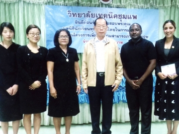 พูดคล่องต้องเข้าใจ : ดร.สฤต สันติเมทนีดล รองประธานมูลนิธิสมาคมนักเรียนทุนรัฐบาลไทย มอบเงินจำนวน 2 แสนบาท ให้แก่ อ.สุพร ไชยยศ และคณาจารย์ วิทยาลัยเทคนิคชุมแพ เพื่อสนับสนุนโครงการเพิ่มขีดความสามารถด้านการสื่อสารภาษาอังกฤษให้แก่นักศึกษาวิทยาลัยเทคนิคชุมแพ จังหวัดขอนแก่น