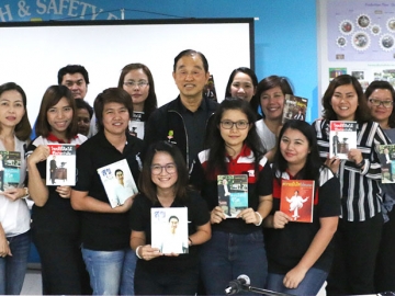 ทำงานอย่างมีสุข : ศ.ดร.นพ.วิทยา นาควัชระ จิตแพทย์และ ผอ.สถาบันพัฒนาตนเองและนักบริหาร รับเชิญจาก บริษัท พีแซท คัสสัน (ประเทศไทย) จำกัด เป็นวิทยากรบรรยายให้พนักงานทุกระดับ ในหัวข้อ “การสร้างแรงบันดาลใจในการทำงาน” ที่ห้องประชุม ของบริษัท ต.บางหลวง อ.เมืองปทุมธานี จ.ปทุมธานี