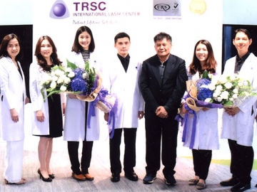 ต้อนรับแพทย์ใหม่ : นพ.เอกเทศ ชันซื่อ ผอ.แพทย์ และ สุชาติ เห็นสว่าง กก.ผจก.TRSC ศูนย์เลสิคนานาชาติ พร้อมทีมแพทย์ มอบช่อดอกไม้ต้อนรับ พญ.ปัจฉิมา จันทร์เรนทร์ และ พญ.เมธินี จงเจริญ แพทย์ใหม่ของศูนย์ฯ ที่มาร่วมเสริมความแข็งแกร่งในการให้บริการรักษาภาวะสายตาผิดปกติของ TRSC