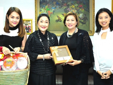 เปิดช่อง TNN 2 ดูรายการดี : ผาณิต พูนศิริวงศ์ รับมอบกระเช้าอวยพรปีใหม่จาก ฐาณิญา พงษ์ศิริ ผู้อำนวยการสถานีโทรทัศน์ TNN 2 (True Visions 8) ซึ่งหนังสือพิมพ์แนวหน้าได้ผลิตรายการ “ผู้หญิงแนวหน้ากับคุณแหน” ออกอากาศทางช่อง 784 True visions ทุกวันอาทิตย์ เวลา 16.00 น. โดยมี วิไลพร นาควิจิตร หัวหน้าสายงานปฏิบัติการ สถานีโทรทัศน์ TNN 2 ร่วมมอบ ที่ สำนักงานหนังสือพิมพ์แนวหน้า หลักสี่ เมื่อวันที่ 12 มกราคม 2560