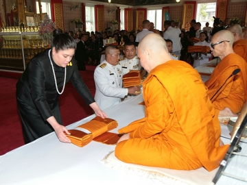 พระเจ้าหลานเธอ พระองค์เจ้าอทิตยาทรกิติคุณ เสด็จเป็นองค์ประธานในพิธีทอดผ้าป่าสามัคคี เพื่อ
ผู้ป่วยยากไร้ ฝ่ายสวัสดิการสังคม โรงพยาบาลจุฬาลงกรณ์ สภากาชาดไทย เพื่ออุทิศถวายเป็นพระราชกุศลแด่ พระบาทสมเด็จพระปรมินทรมหาภูมิพลอดุลยเดช ณ พระอุโบสถ วัดธาตุทอง พระอารามหลวง 
แขวงพระโขนง เขตวัฒนา เมื่อวันที่ 13 มกราคม 2560 เวลา 16.00 น.