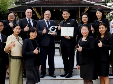 กรุงเทพฯสะอาดร่มรื่น : มร.วิม เอ็น. เอ็ม. ฟาเก็ล ผจก.ทั่วไป โรงแรมเซ็นทาราแกรนด์ฯ ลาดพร้าว พร้อมผู้บริหารฝ่ายต่างๆ ร่วมกันยินดีที่โรงแรมฯ ผ่านการตรวจประเมินมาตรฐานความสะอาดและสิ่งแวดล้อมจากกรุงเทพมหานคร (Bangkok Clean and Green) ด้านพัฒนาสุขาภิบาลสิ่งแวดล้อมของสถานที่ ระดับดีเลิศ