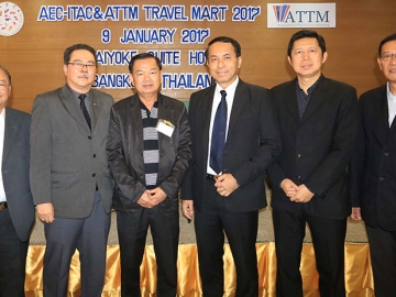 ครบ 1 ปี : ศราวุทธ์ เกวียกกุทัณฑ์ ผอ.ฝ่ายขายและการตลาดอาวุโส กลุ่มโรงแรมใบหยก ยินดีกับ ไพรัตน์ ห่านศรีสุข ประธานชมรมบริษัทอินบาวด์ทัวร์ กลุ่มประเทศเออีซี (AEC-ITEC) ในโอกาสครบรอบ 1 ปี ของชมรมฯ โดยมี พรสวัสดิ์ นวพล อุปนายกสมาคมการตลาดท่องเที่ยวไทย ร่วมงาน ที่ โรงแรมใบหยกสวีท