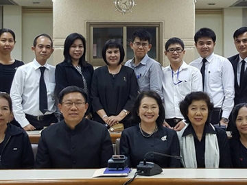 อาทิตย์ที่ 29 ม.ค.2560 : สมศักดิ์ 
จังตระกุล ผวจ.อุบลราชธานี ในฐานะประธานฯจัดงาน และ วรรณวิไล 
พรหมลักขโณ รองผู้ว่าราชการกรุงเทพมหานคร ประชุมเตรียมงาน “สิงห์แดงรวมใจ น้อมรำลึก ธรรมราชา” (สิงห์คืนถ้ำ ประจำปี 2559) โดยมีปาฐกถาพิเศษ “พระมหากษัตริย์ผู้ปกครองแผ่นดินโดยธรรม” ที่คณะรัฐศาสตร์ มหาวิทยาลัยธรรมศาสตร์ ท่าพระจันทร์