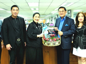 ด้วยมิตรไมตรี : ดร.อัศวิน อิงคะกุล ประธานกรรมการบริหาร มิราเคิล กรุ๊ป มอบกระเช้าอวยพรปีใหม่ให้แด่ ผาณิต พูนศิริวงศ์ เนื่องในโอกาสขึ้นปีใหม่ พ.ศ.2560 พร้อมส่งความสุขสวัสดีปีใหม่แก่ชาวแนวหน้า ในฐานะเพื่อนบ้านย่านหลักสี่ ด้วยไมตรีจิตที่ผูกพันยั่งยืน โดยมี ผรณเดช พูนศิริวงศ์ กรรมการผู้จัดการ บริษัท หนังสือพิมพ์แนวหน้า จำกัด ร่วมต้อนรับคณะจากมิราเคิล กรุ๊ป ที่มาร่วมอวยพรปีใหม่ด้วย ที่สำนักงานหนังสือพิมพ์แนวหน้า ถนนวิภาวดีรังสิต เขตหลักสี่