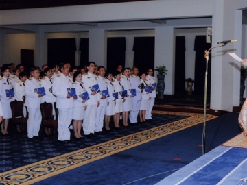 สมเด็จพระเจ้าอยู่หัว เสด็จฯแทนพระองค์ พระราชทานประกาศนียบัตรและเข็มวิทยฐานะหลักสูตรนักบริหารการยุติธรรมทางปกครองระดับสูง (บยป.) รุ่นที่ 6 และหลักสูตรกฎหมายปกครองสำหรับผู้บริหารระดับสูง (กปส.) รุ่นที่ 3 ณ ศาลาดุสิดาลัย สวนจิตรลดา เมื่อวันที่ 12 มกราคม พ.ศ.2560