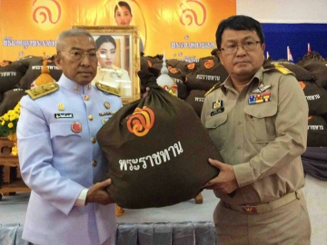 พระเจ้าหลานเธอ พระองค์เจ้าสิริวัณณวรีนารีรัตน์ โปรดให้ ร.อ.ไพบูลย์ สุขเจตนี เป็นผู้แทนพระองค์ในการมอบถุงยังชีพพระราชทาน 2,000 ชุด ให้แก่ราษฎรที่ประสบอุทกภัยใน 4 อำเภอ ได้แก่ อ.บาเจาะ, อ.เมือง, อ.ยี่งอ และ อ.ศรีสาคร จ.นราธิวาส โดยมี สิทธิชัย ศักดา ผวจ.นราธิวาส คอยต้อนรับ